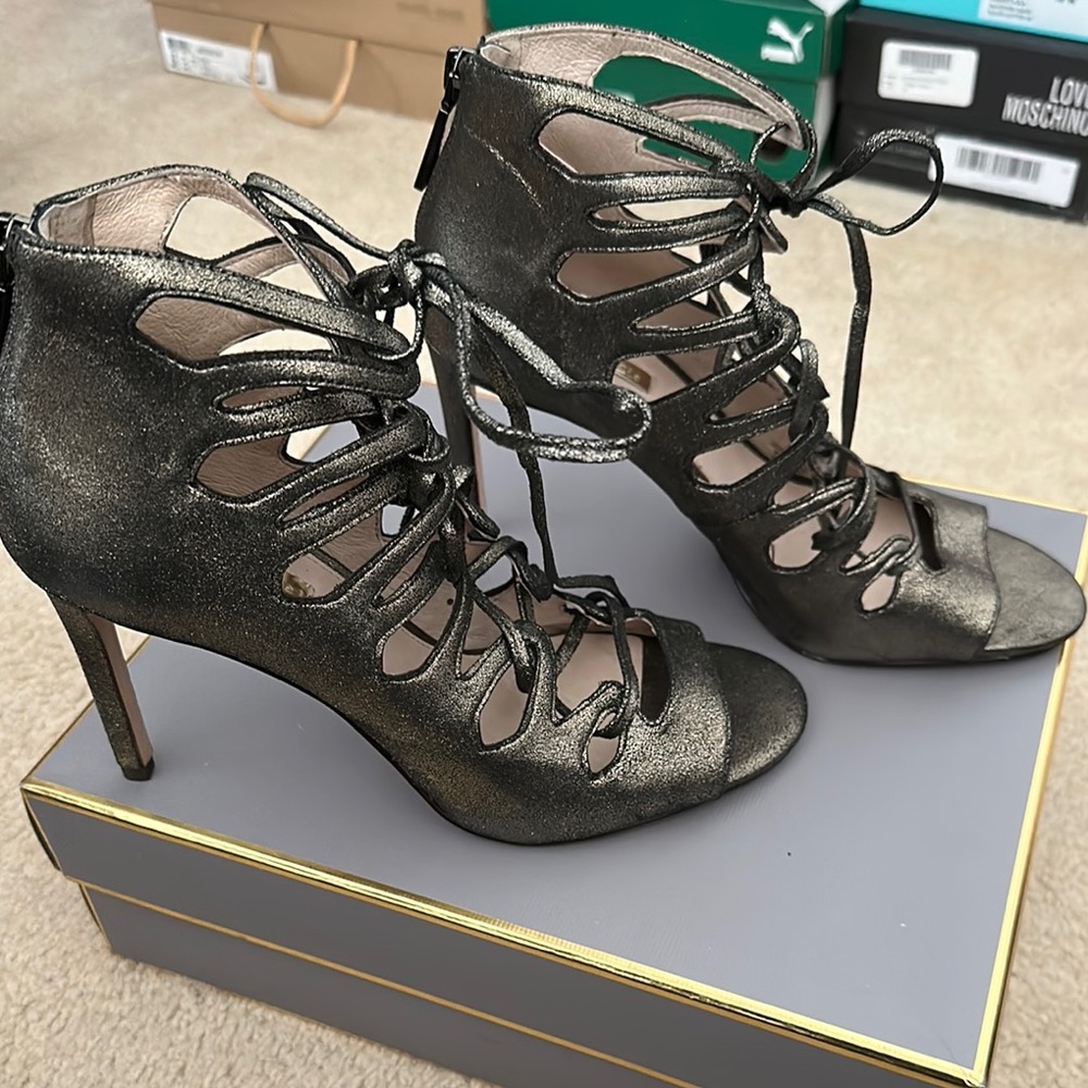 Louise et Cie
Elegant gold Metallica Lace-Up Heels